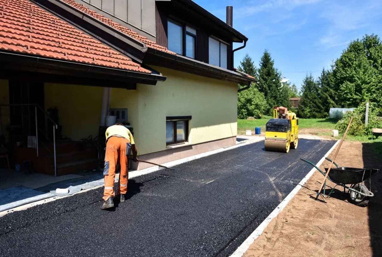 Ile kosztuje asfalt na podjazd? Sprawdź, co wpływa na ceny