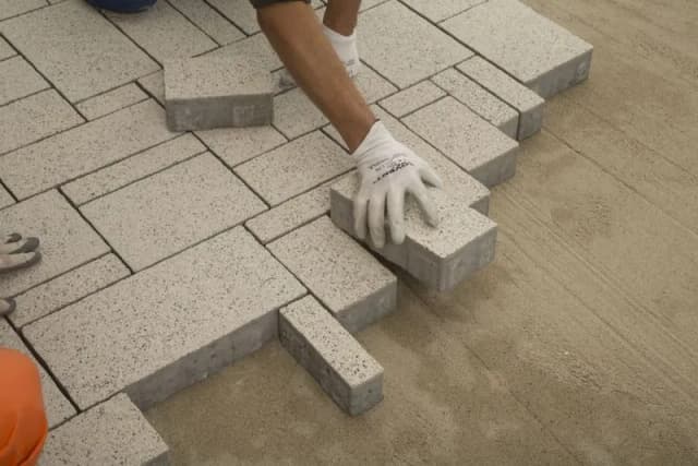 Jak zrobić podjazd z kostki brukowej - uniknij najczęstszych błędów