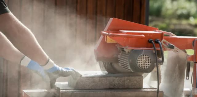 Czym ciąć cegłę? Najlepsze metody i narzędzia do cięcia cegły