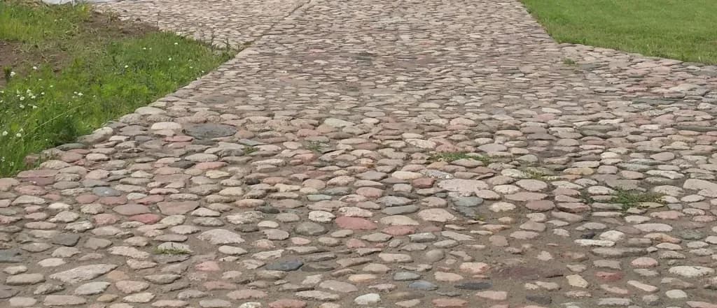 Jak zrobić podjazd z kamienia - krok po kroku, uniknij najczęstszych błędów