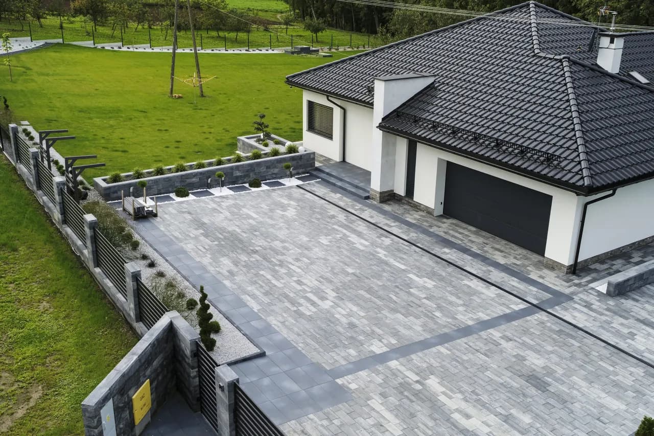 Jaka kostka na podjazd 6 czy 8 - uniknij kosztownych błędów przy wyborze