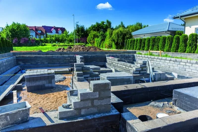Ile betonu na fundamenty domu 100m2? Oblicz dokładnie, uniknij strat