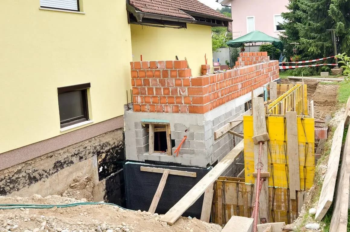 Czym obsypać fundamenty z zewnątrz, aby uniknąć problemów z wilgocią?