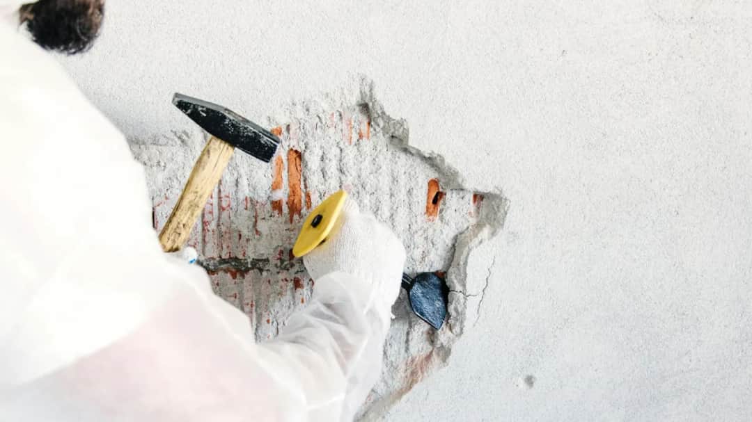 Ile kosztuje skucie starego tynku? Poznaj ceny i ukryte koszty