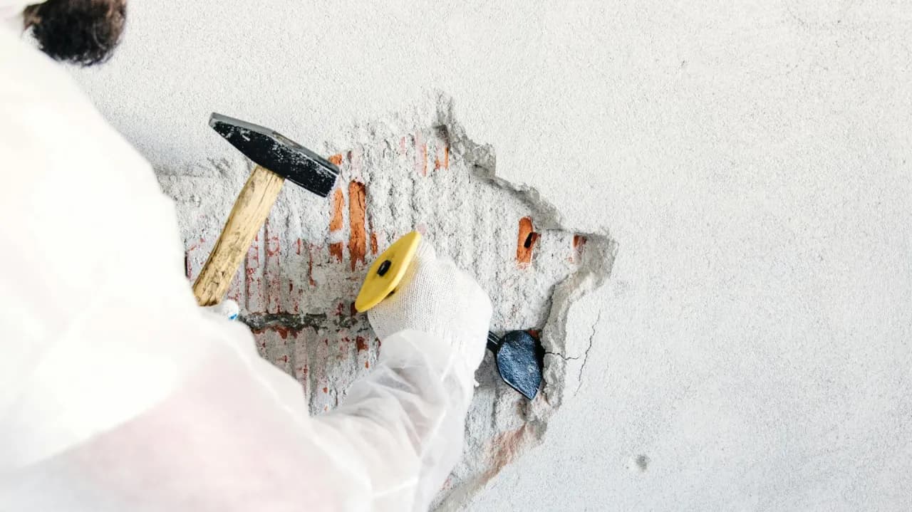 Ile kosztuje skucie starego tynku? Poznaj ceny i ukryte koszty