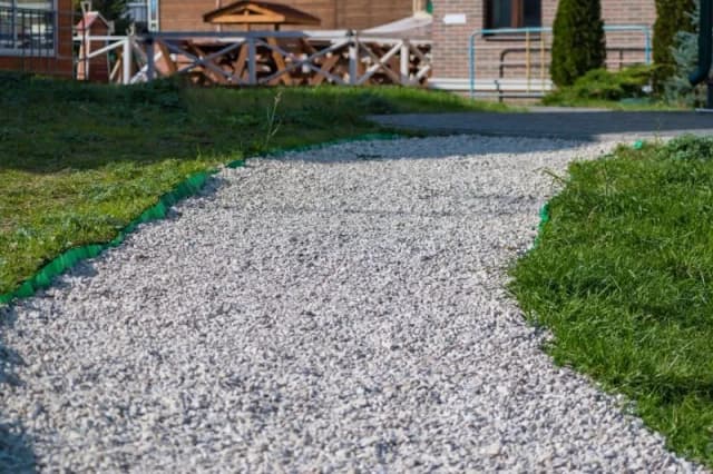 Czym utwardzić podjazd: najlepsze materiały i ich wady