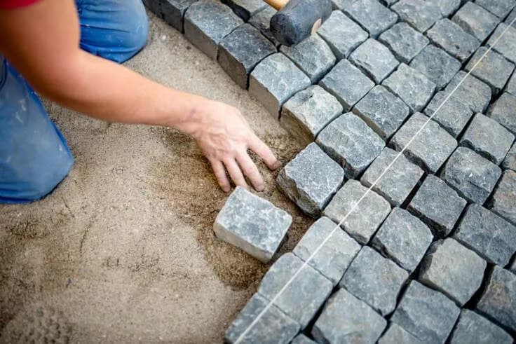 Ile kosztuje wybrukowanie podjazdu? Poznaj ukryte koszty i oszczędności