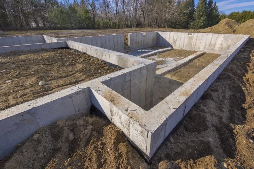 Ile kosztuje fundament pod dom? Poznaj ukryte koszty budowy