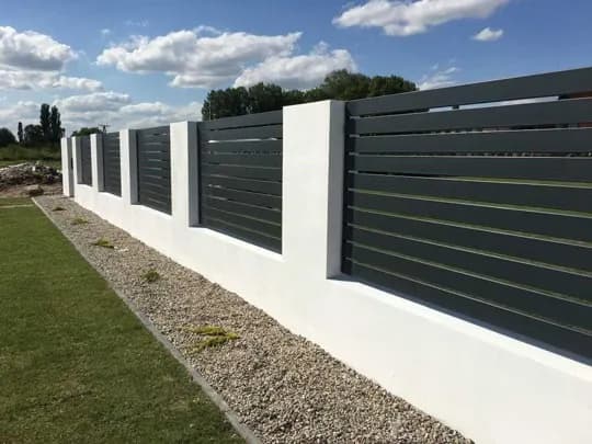 Jakie tynki na słupki ogrodzeniowe zapewnią trwałość i estetykę?