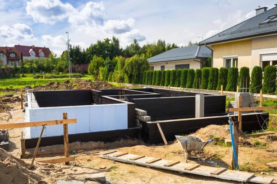 Jaka grubość styropianu na fundament, aby uniknąć problemów z wilgocią?