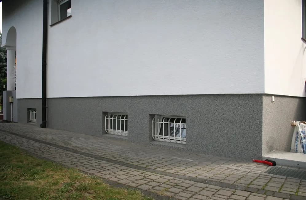 Jak położyć tynk mozaikowy na cokół - uniknij najczęstszych błędów