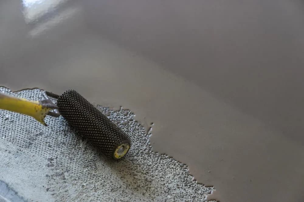 Jak długo schnie wylewka samopoziomująca szybkoschnąca? Sprawdź!