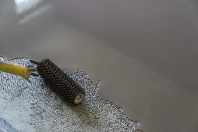 Jak długo schnie wylewka samopoziomująca szybkoschnąca? Sprawdź!