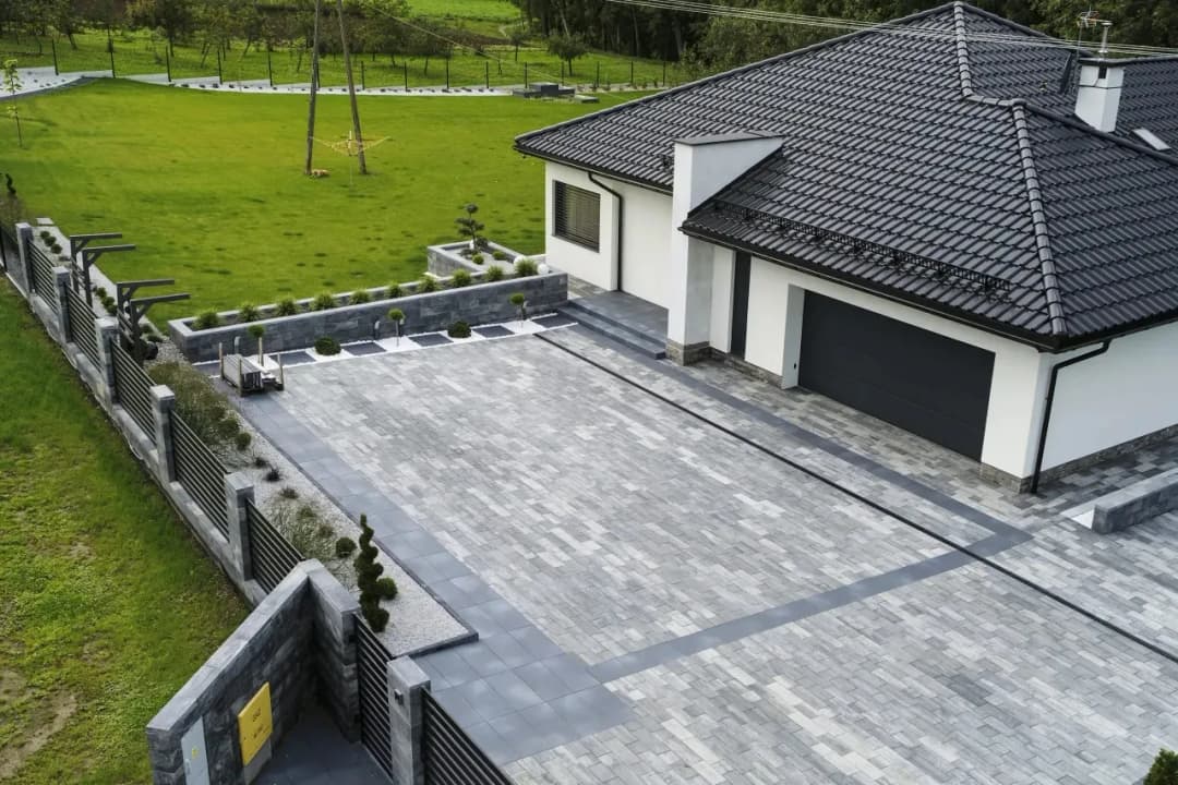 Jaki kliniec na podjazd: wybierz najlepszy materiał na trwałą nawierzchnię