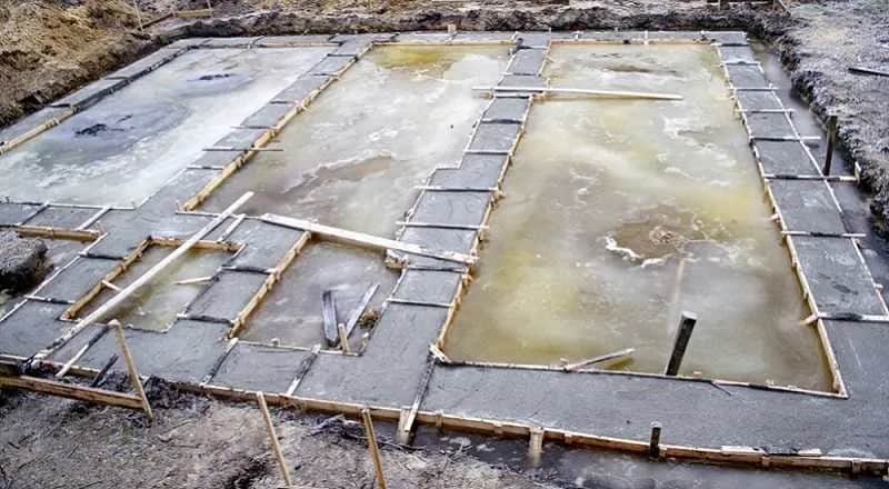 Czy można zostawić odkryte fundamenty na zimę bez ryzyka uszkodzeń?