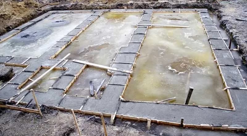 Czy można zostawić odkryte fundamenty na zimę bez ryzyka uszkodzeń?