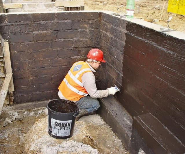 Czym zasypać fundamenty wewnątrz, aby uniknąć problemów z wilgocią?