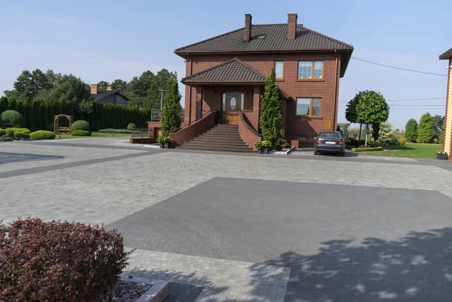 Jak wybrać kolor kostki na podjazd, aby uniknąć błędów i kosztów?