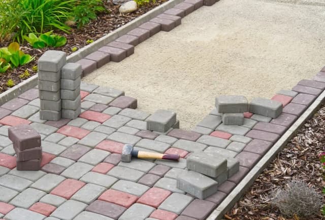 Jaki beton do palisady? Wybierz najlepszy i trwały materiał budowlany