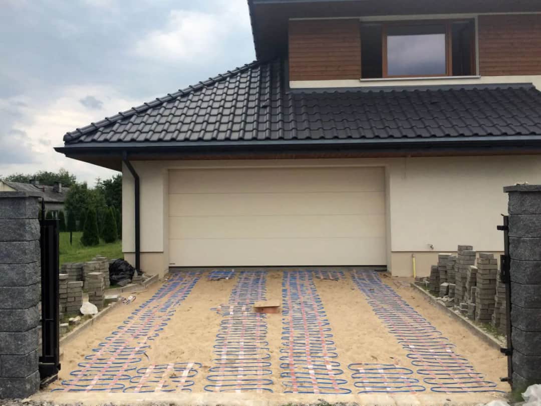 Jak zrobić podgrzewany podjazd i uniknąć problemów zimą