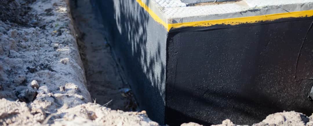 Jak prawidłowo położyć folię na fundament, aby uniknąć wilgoci