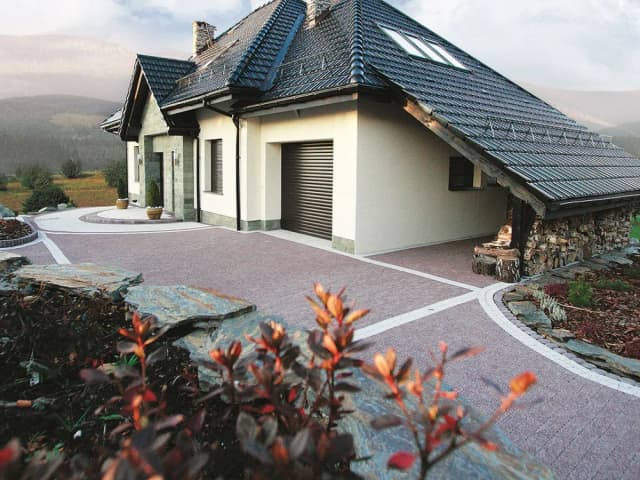 Z czego zrobić podjazd do domu? Wybierz najlepsze materiały i uniknij kosztów