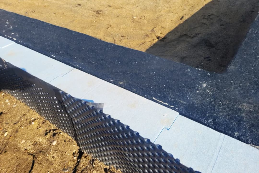 Jakiej grubości styropian na fundamenty? Kluczowe informacje i porady