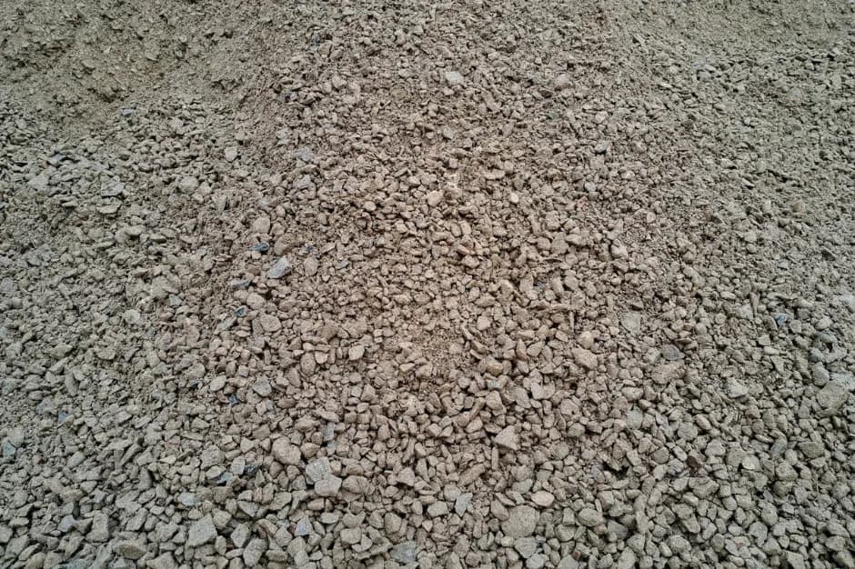 Kliniec czy tłuczeń na podjazd: który materiał jest trwalszy i tańszy?