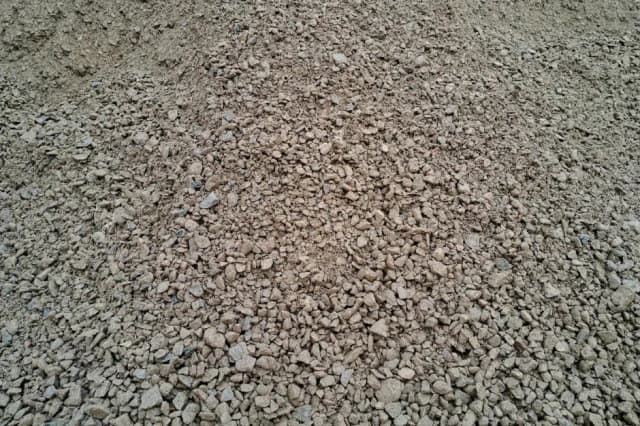 Kliniec czy tłuczeń na podjazd: który materiał jest trwalszy i tańszy?