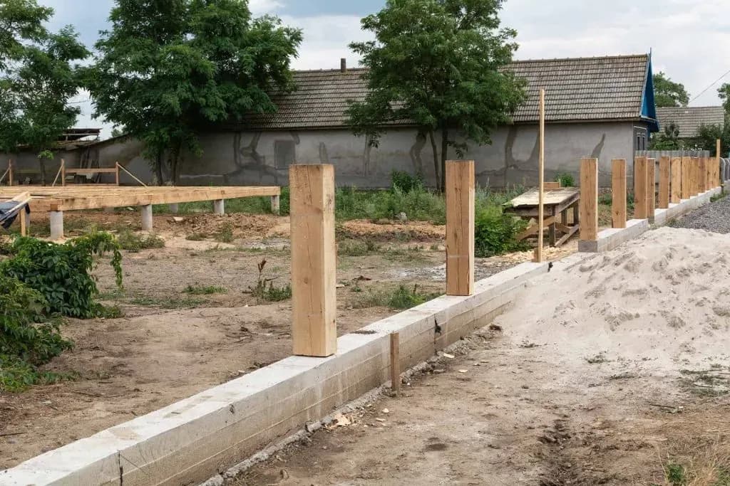 Ile kosztuje fundament pod pomnik? Poznaj ceny i ukryte wydatki