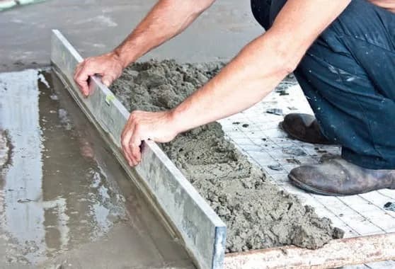 Jak wypoziomować wylewkę bez błędów i zbędnych kosztów