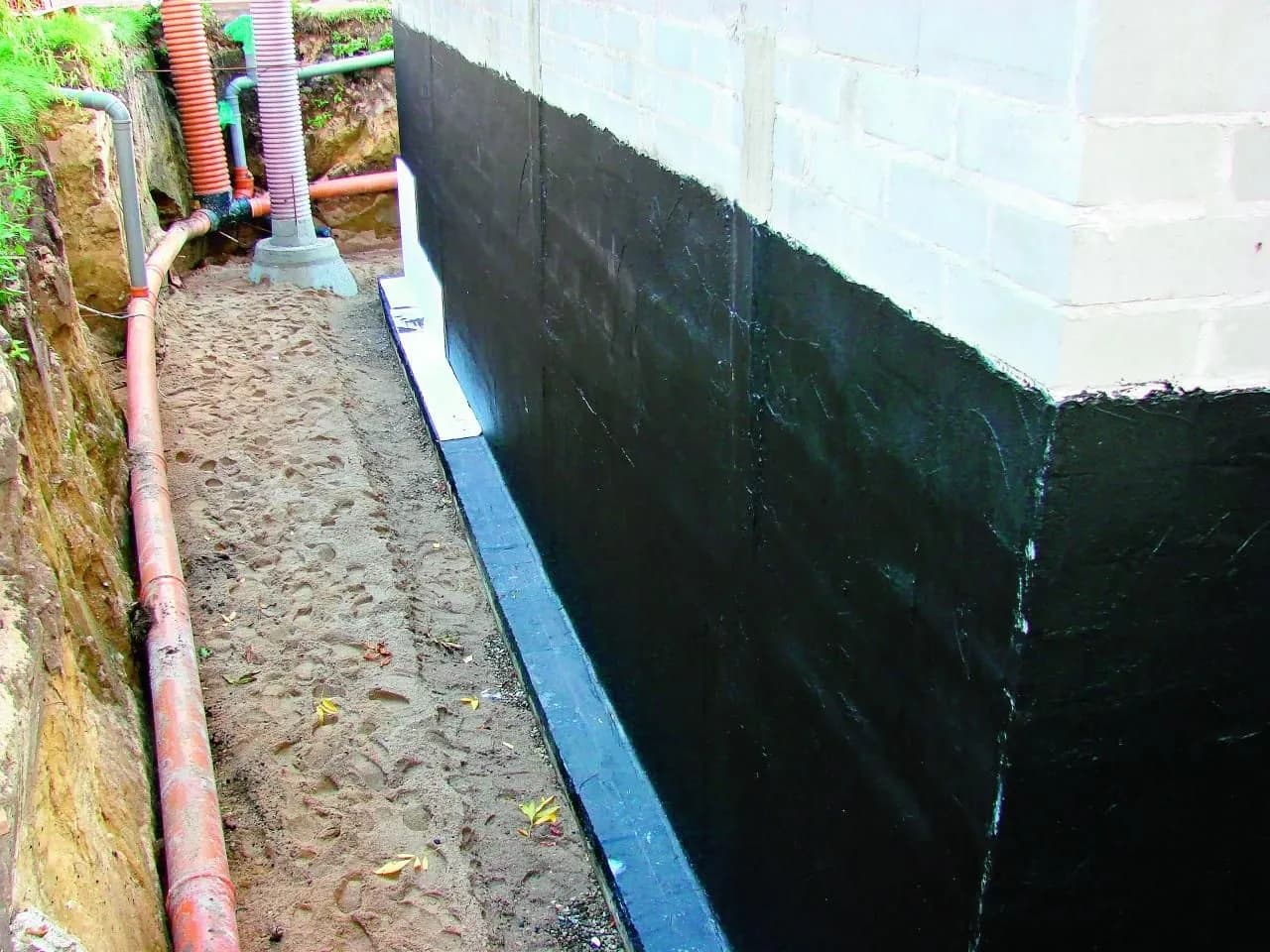 Czym izolować fundamenty, aby uniknąć kosztownych problemów?