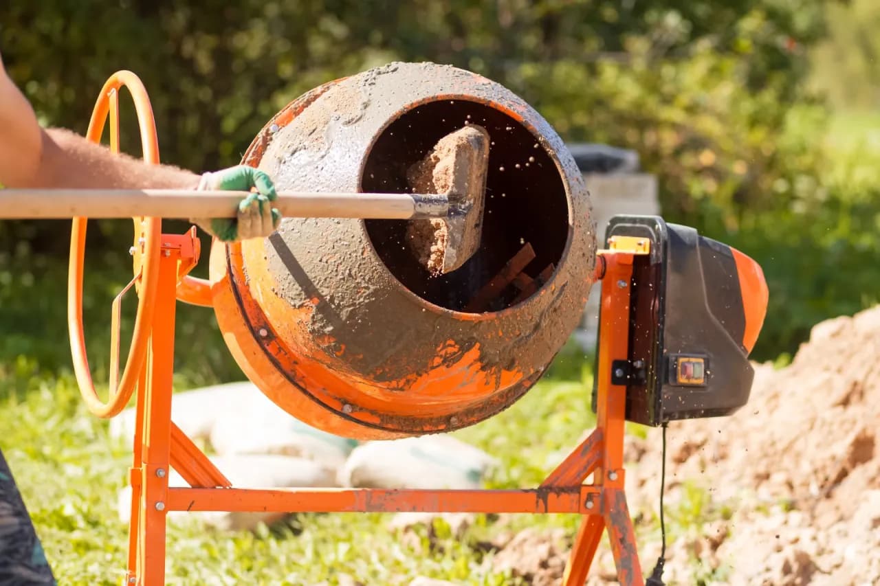 Ile łopat piasku na worek cementu do wylewki – uniknij błędów w mieszance