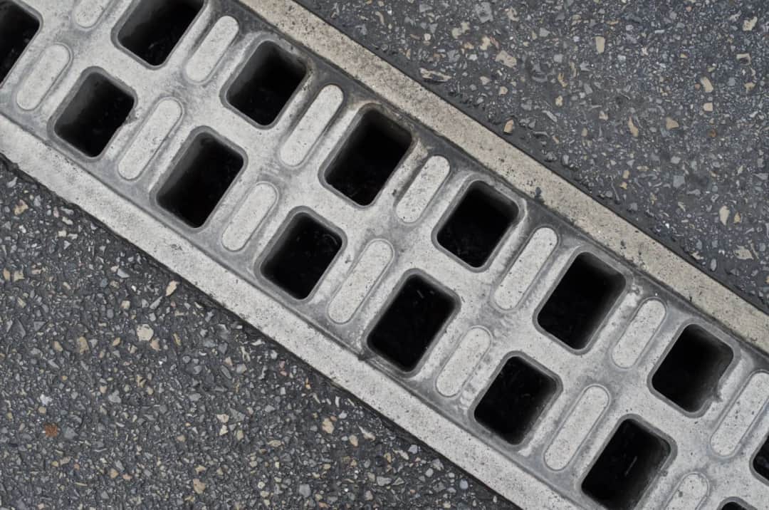 Jakie odwodnienie liniowe na podjazd zapewni skuteczne odprowadzanie wody?