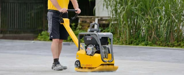 Jaką zagęszczarkę na podjazd wybrać, aby uniknąć problemów?