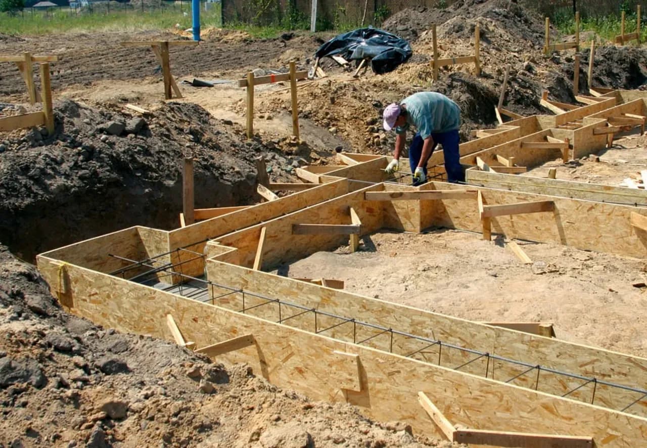 Ile desek na szalunek fundamentu? Oblicz dokładnie i zaoszczędź