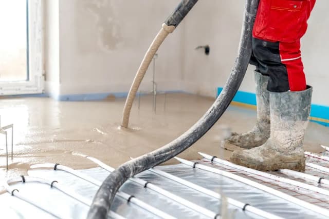 Wylewka na ogrzewanie podłogowe – jaka grubość, by uniknąć problemów?