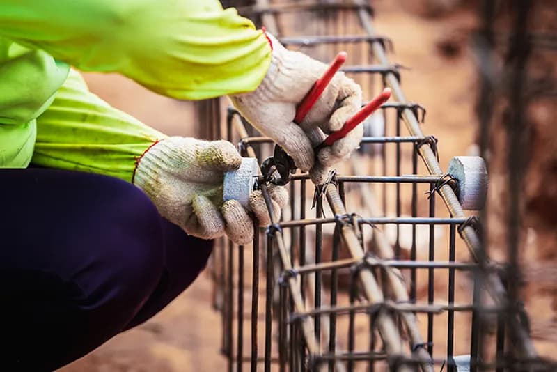 Jakie wymiary strzemion pod fundament zapewnią stabilność konstrukcji?